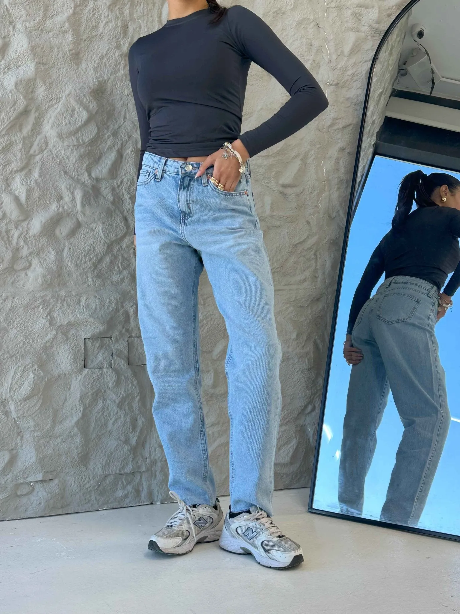 Mom-Fit - Light Iced Blue Wash Raw Hems Jeans.